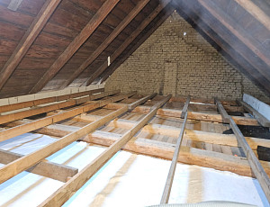 Zateplení stropu rodinného domu pomocí foukané izolace